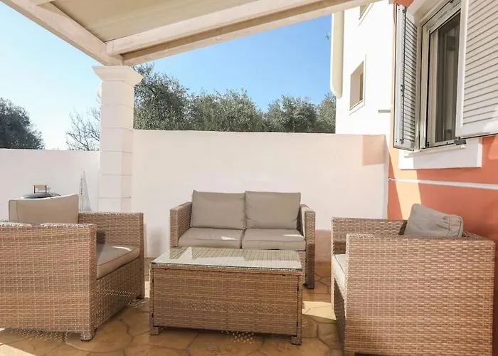 Casa Niovi, Acharavi