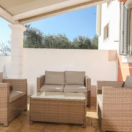 Casa Niovi, Acharavi